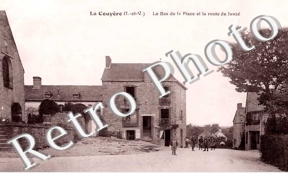 le bas de la place et la route de Janzé.