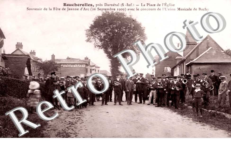 la place de l'église. Souvenir de la Fête de Jeanne d'Arc 26 septembre 1909
