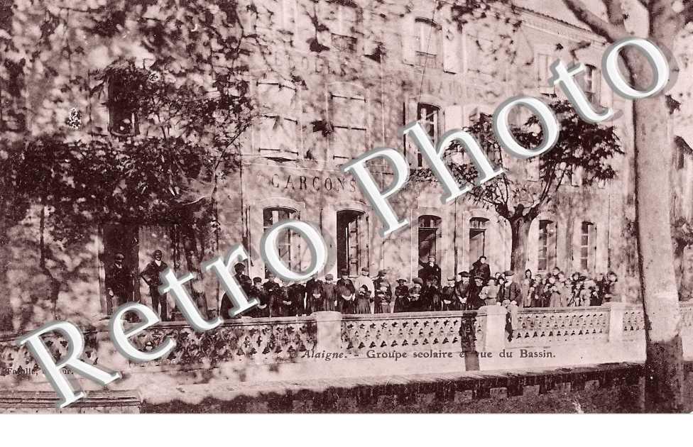 Groupe scolaire et vue du bassin