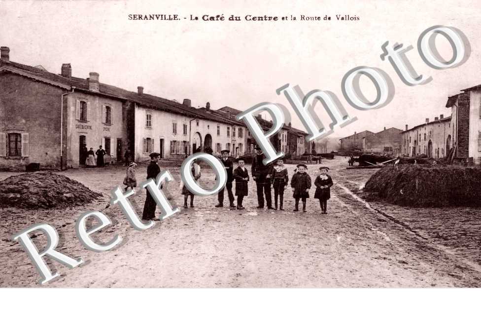 le café du centre et la route de Vallois