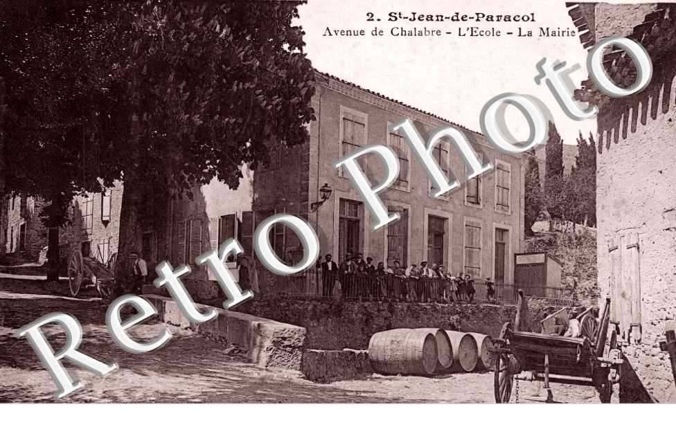 avenue de Chalabre. L&#039;école. La mairie