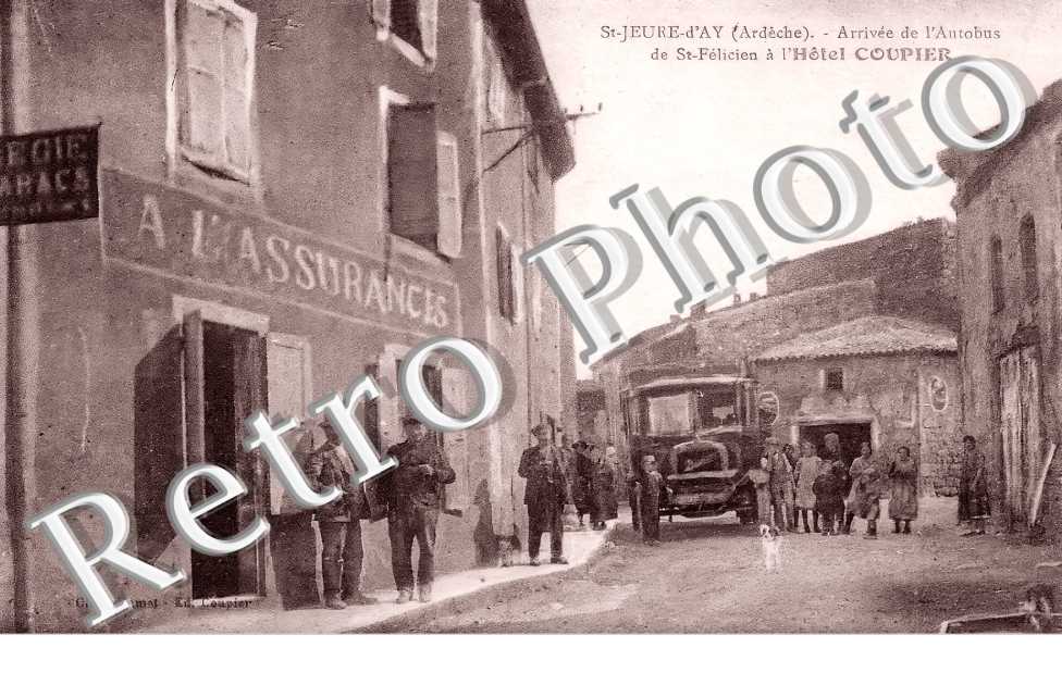 arrivée de l&#039;autobus de Saint-Félicien à l&#039;Hôtel Coupier