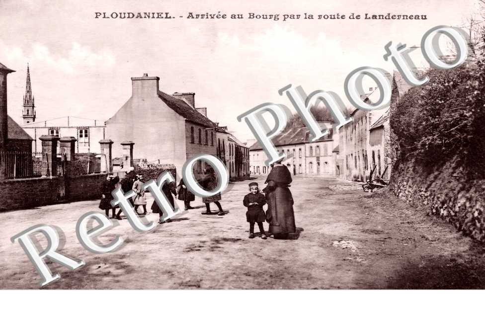 arrivée au bourg par la route de Landerneau