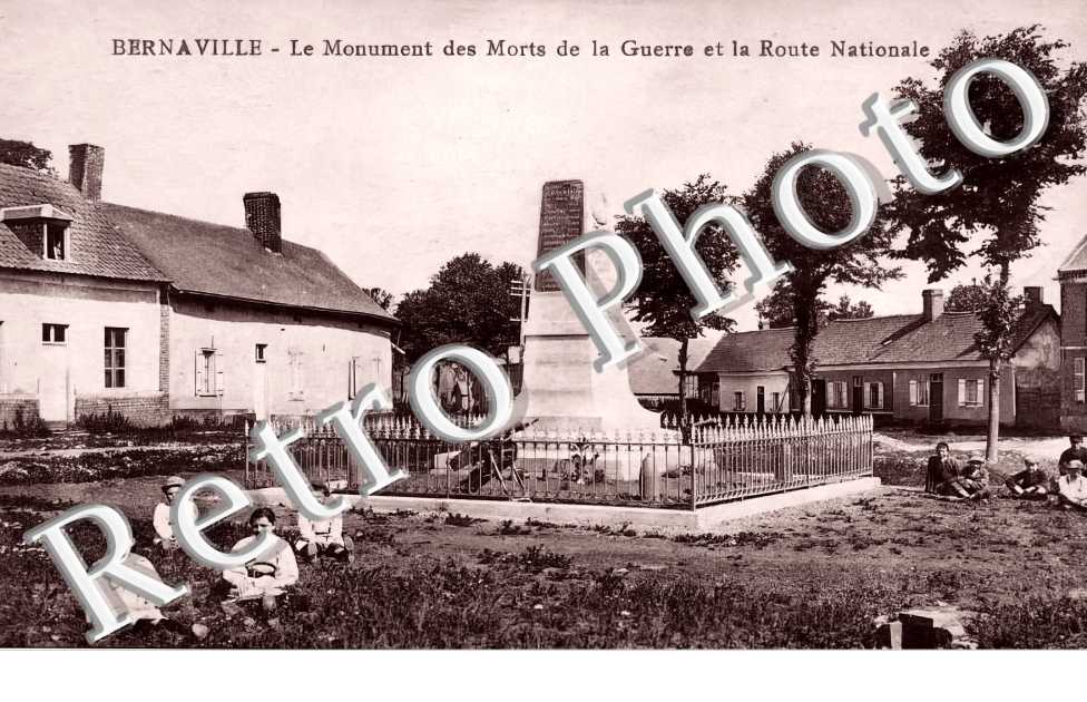 Le monument aux morts et la route nationale