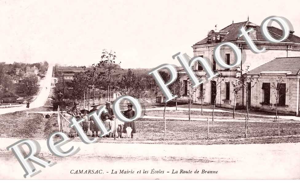 la mairie et les écoles. La route de Branne