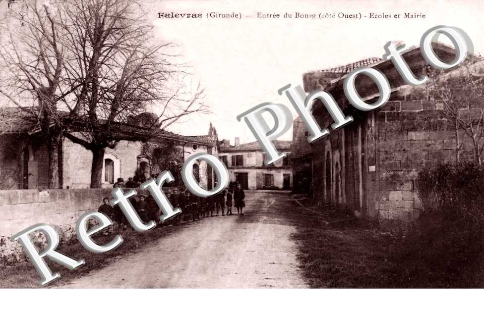 entrée du bourg. Ecoles et mairie 