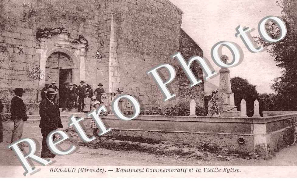 Monument  commemoratif et la vieille église