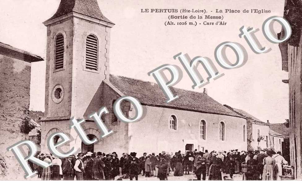 la Place de l&#039;église. Sortie de la Messe
