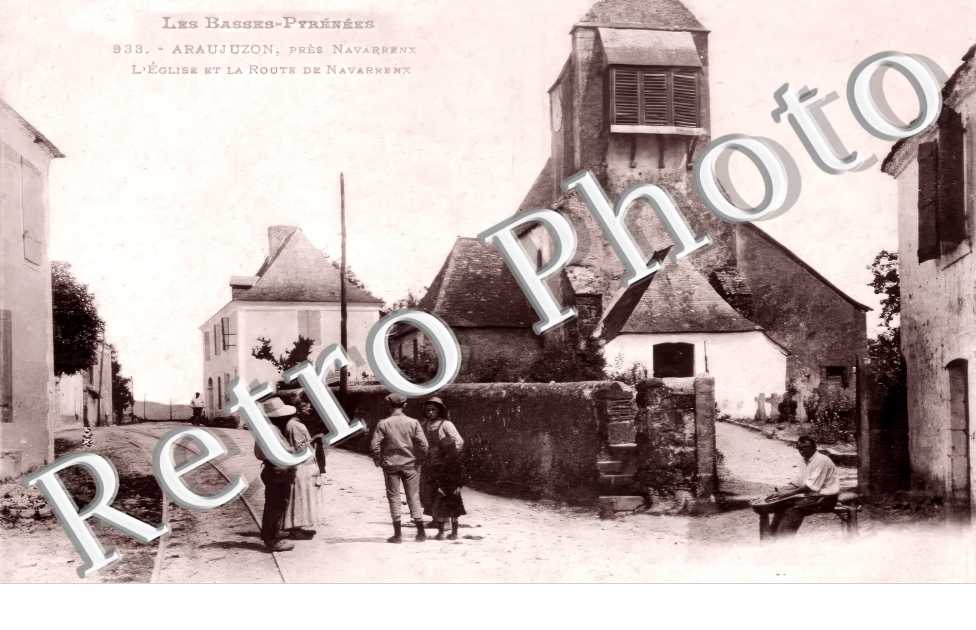 l&#039;église et la route de Navarrenx