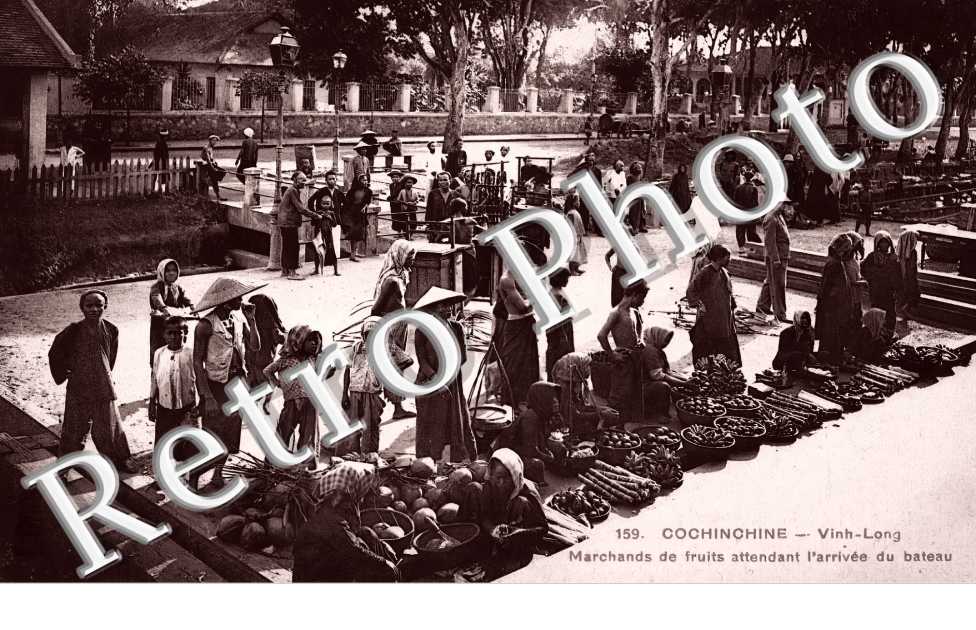 marchands de fruits attendant l'arrivée du bateau