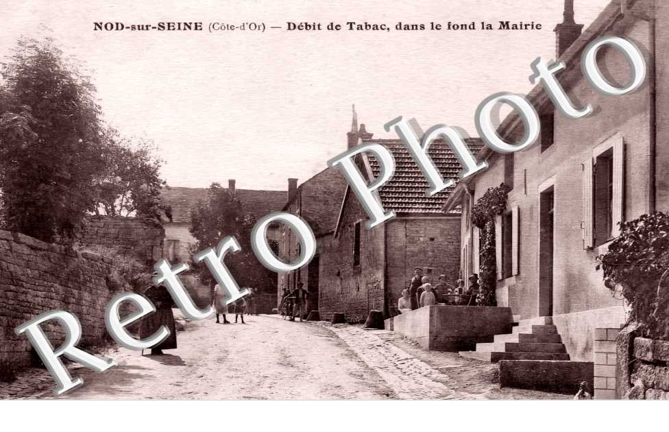 débit de tabac, dans le fond la Mairie