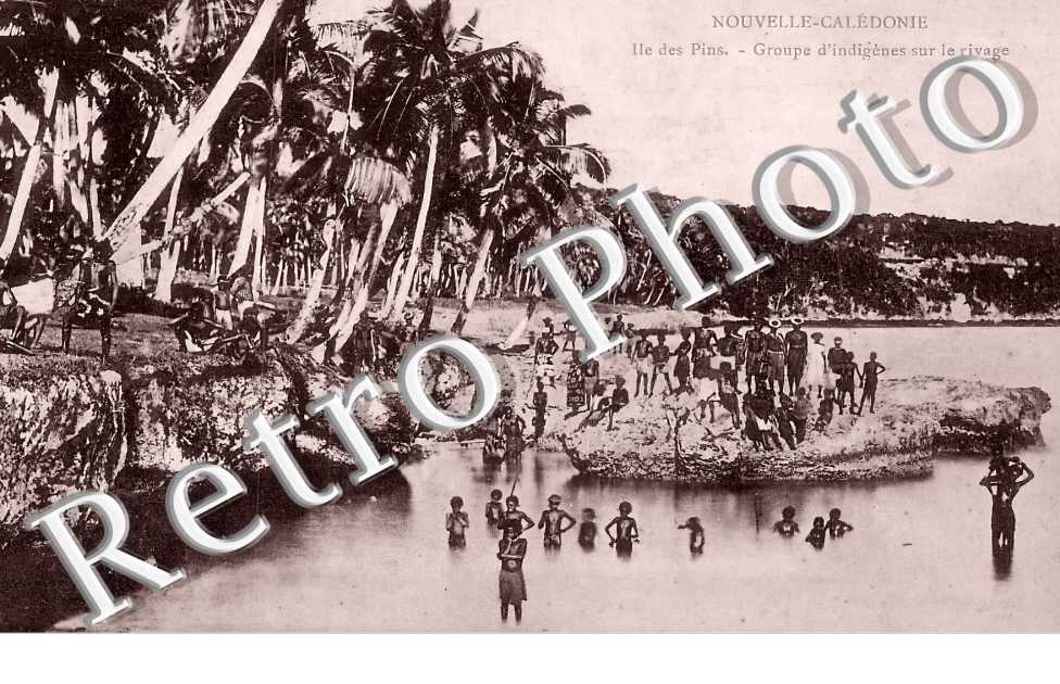 groupe d&#039;indigènes sur le rivage