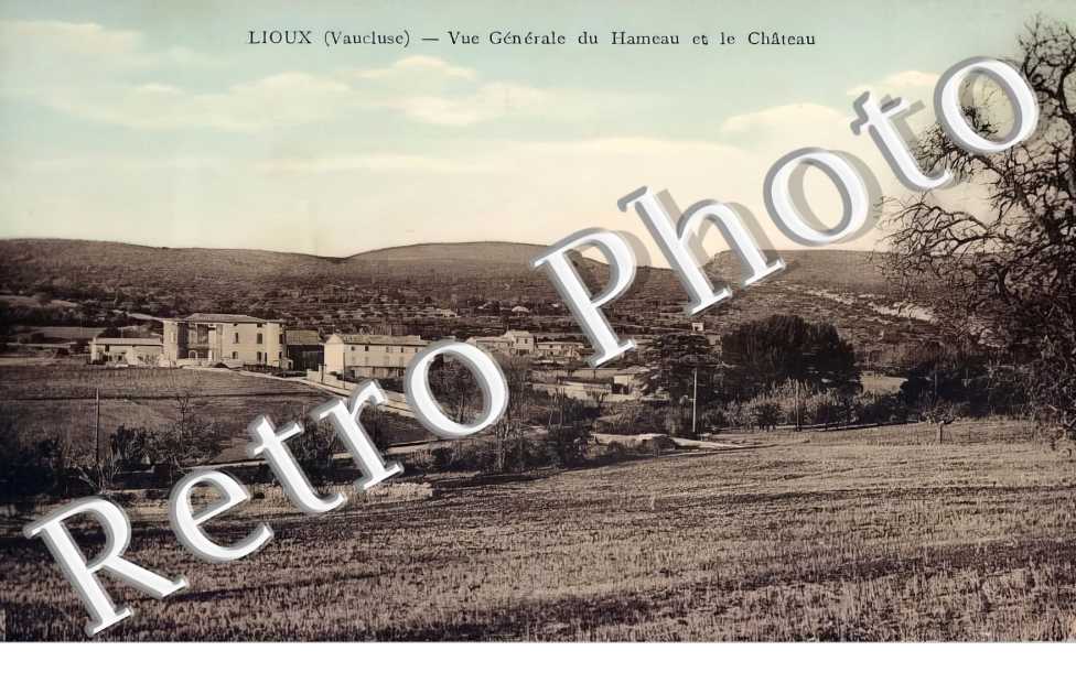 vue générale du hameau et le château