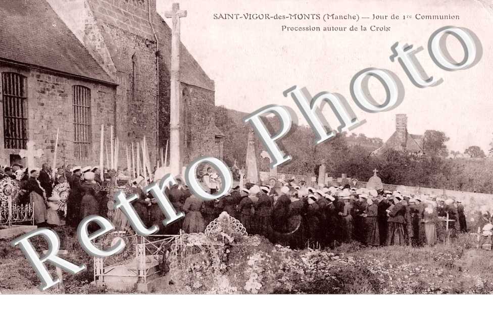 Jour de 1ère communion. Procession autour de la Croix