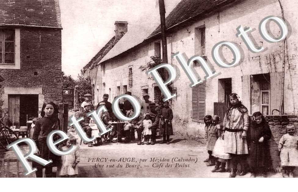 une rue du bourg. café des Poilus