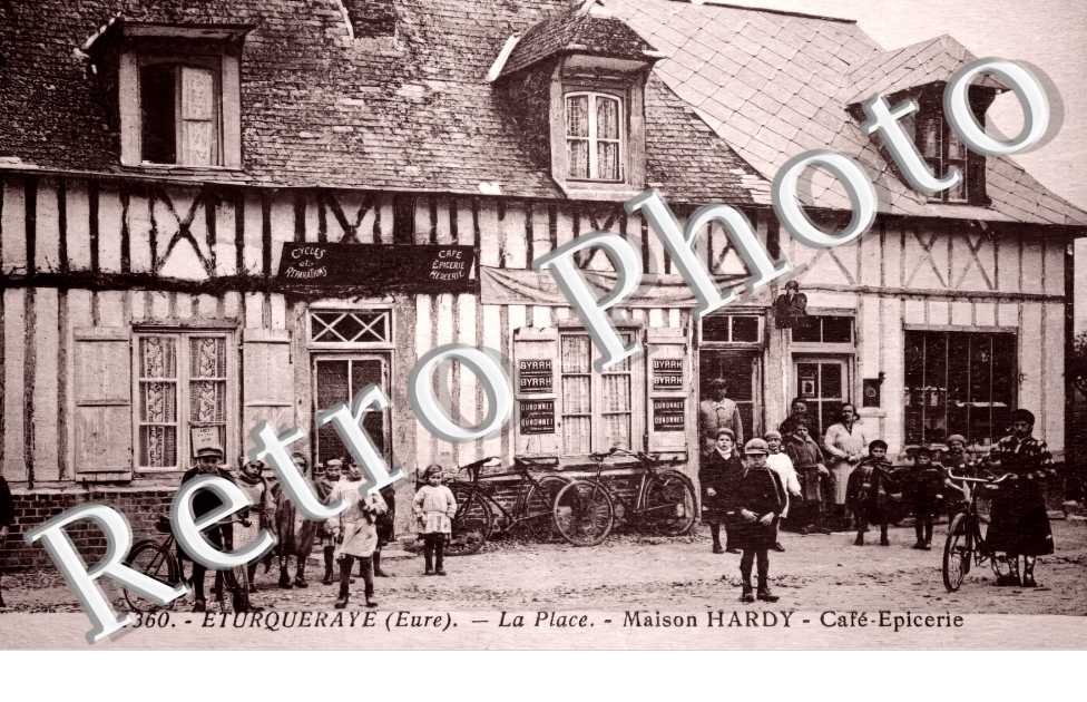 la place. Maison Hardy Café Epicerie