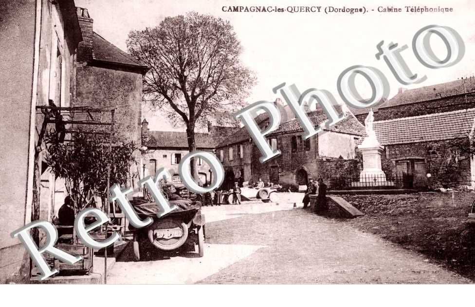 le bourg. Cabine téléphonique