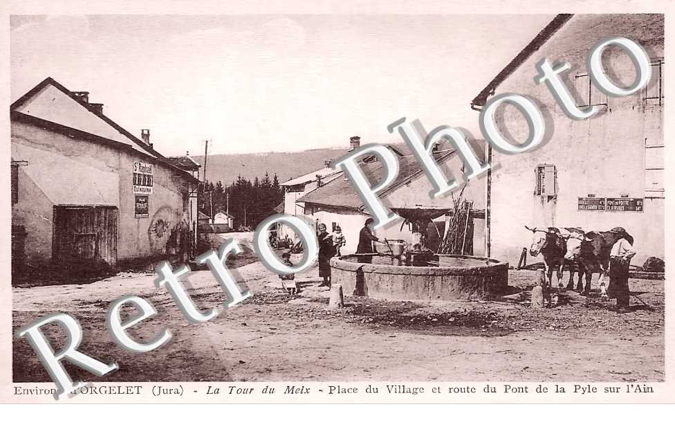 place du village et route du Pont de la Pyle sur l&#039;Ain