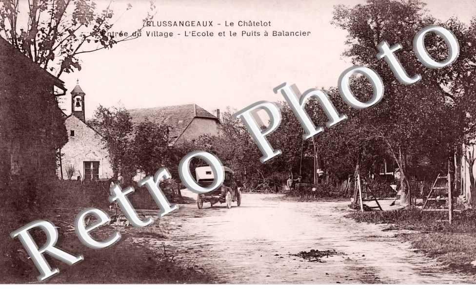 Le Châtelot. L&#039;école et le Puits à Balancier