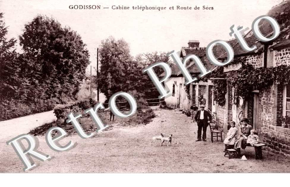 Cabine téléphonique et route de Sées