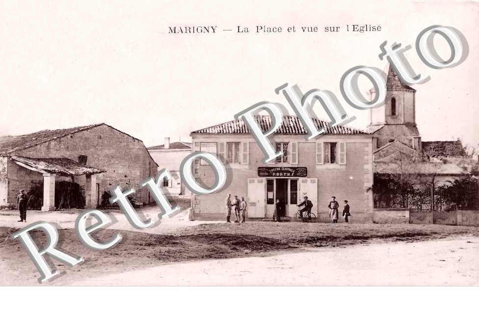 la place et vue sur l&#039;église