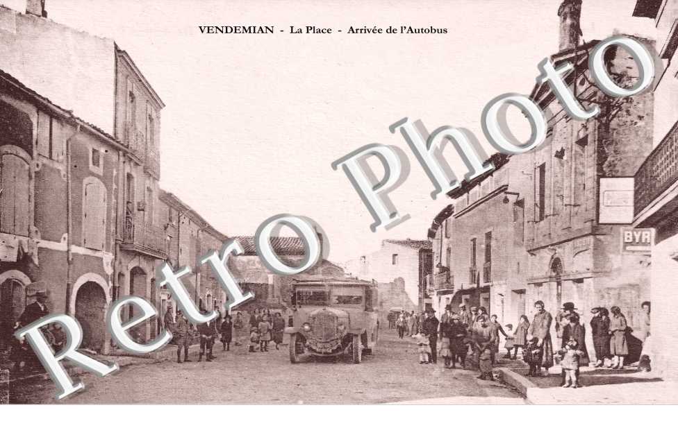 la Place. Arrivée de l&#039;Autobus.