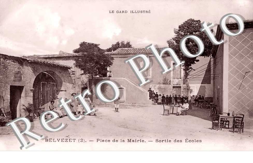 place de la mairie. Sortie des écoles