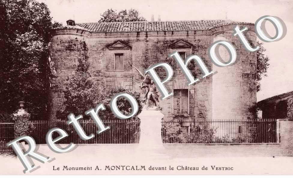 Le monument A. Montcalm devant le château de Vestric