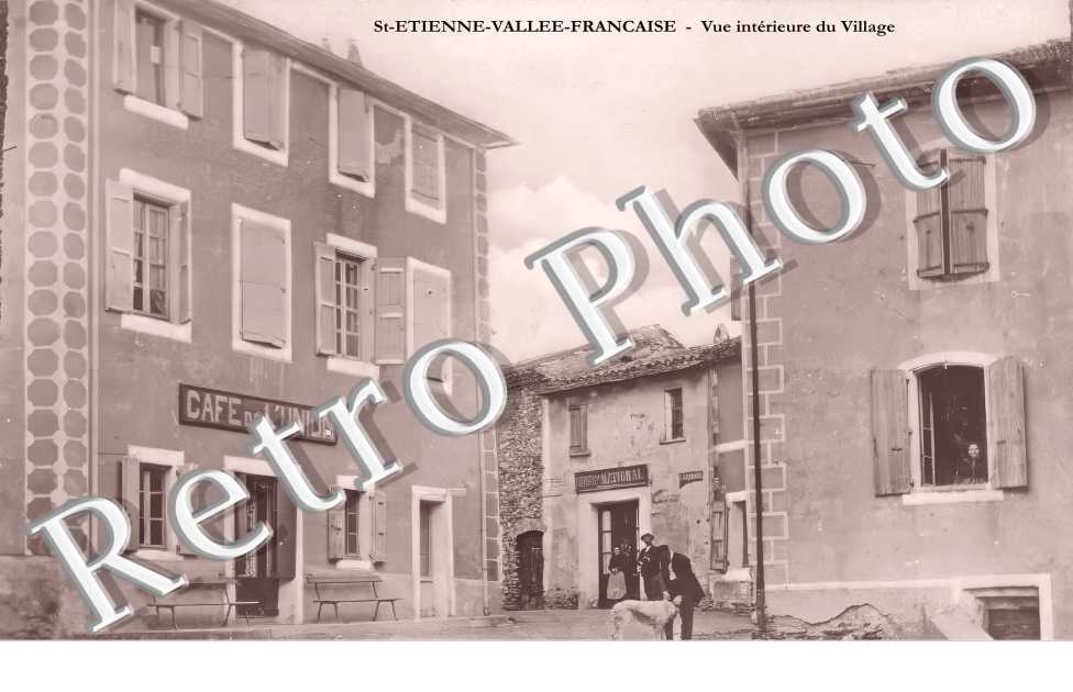 vue intérieure du village. Café de l'Union