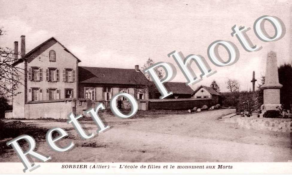 l&#039;école des filles et le monument aux morts