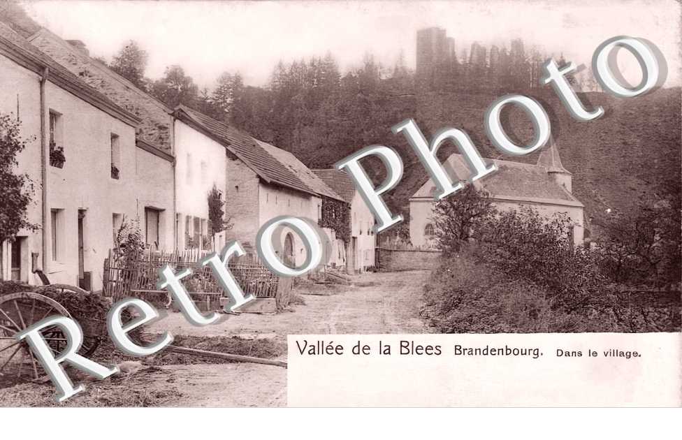 dans le village