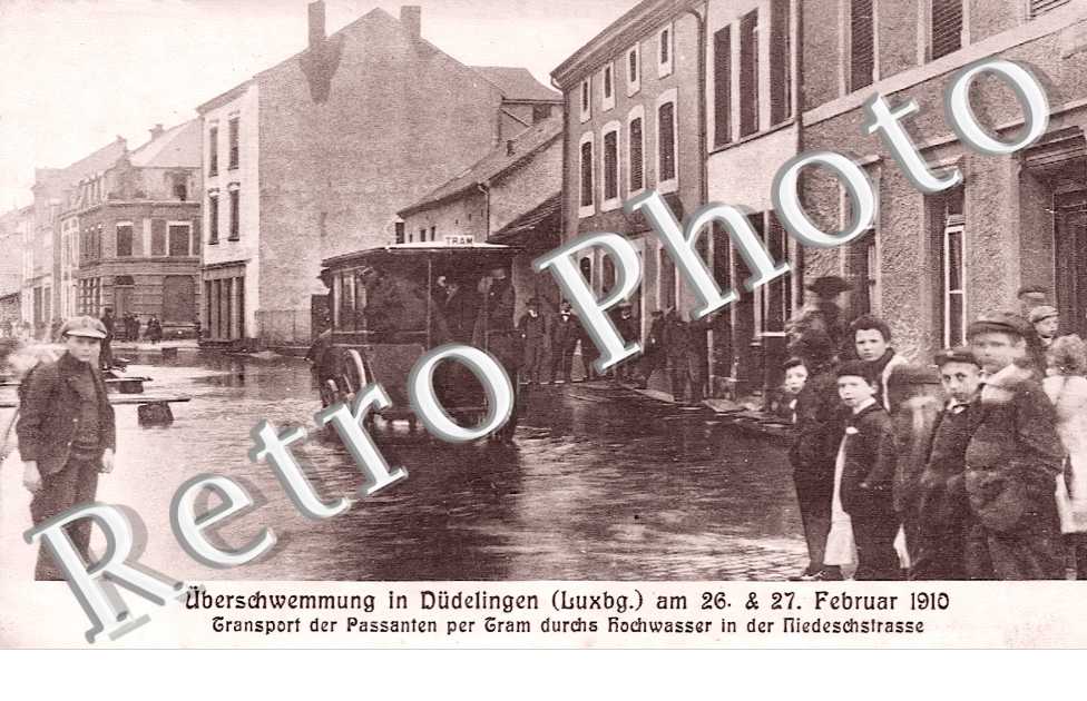 überschwemmung am 26 & 27 februar 1910. Transport der passanten per Tram durchs Hochwasser in der Niedeschtrasse