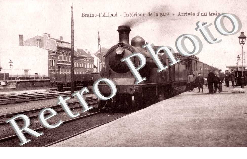 Intérieur de la gare. Arrivée d&#039;un train