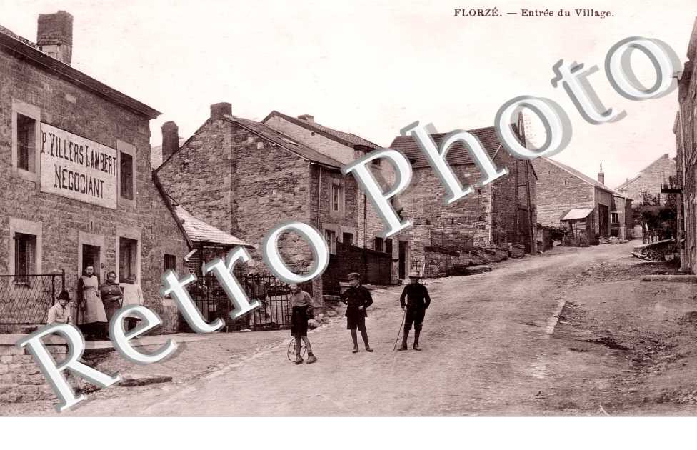 entrée du village. P. Villers Lambert Négociant.