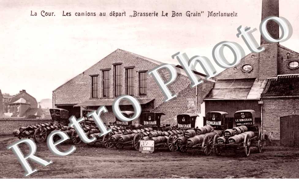 La cour. Les camions au départ " Brassreie Le Bon Grain " 