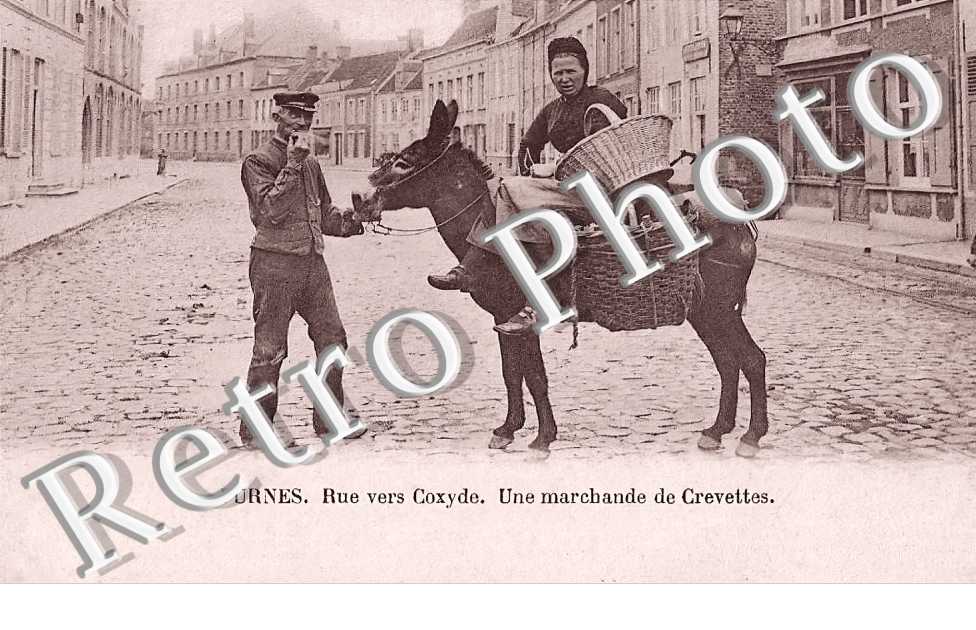 rue vers Coxyde. Une marchande de crevettes
