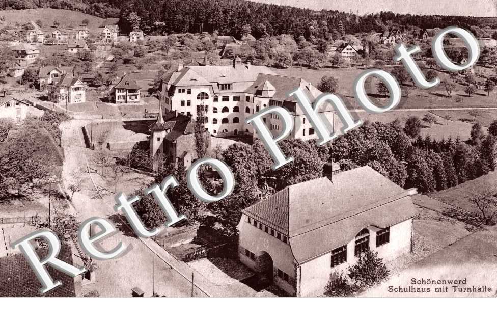 Schulhaus mit Turnhalle