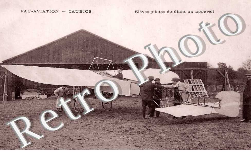 PAU-AVIATION. Elèves-pilotes étudiant un appareil