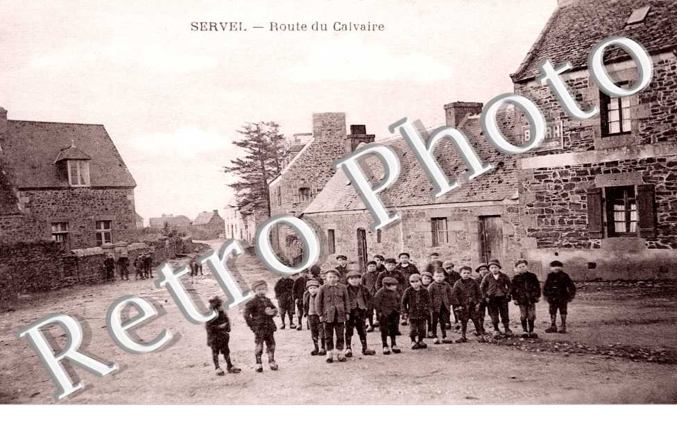 SERVEL. La route du Calvaire. Groupe d&#039;enfants