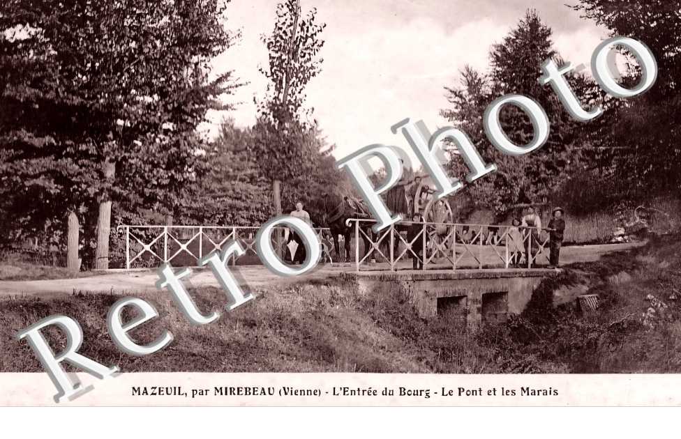 l'entrée du bourg. Le pont et les Marais