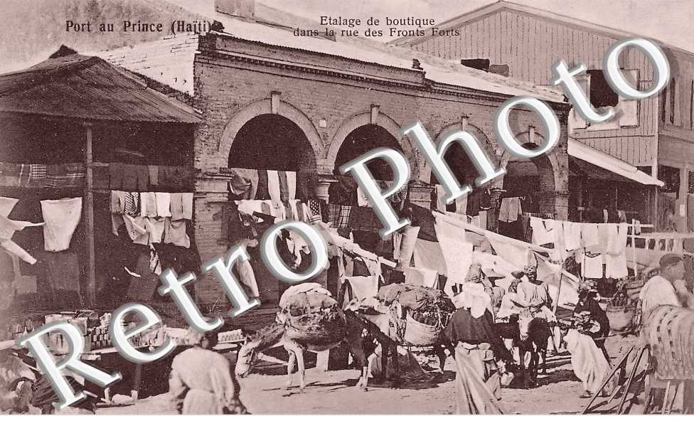 Etalage de boutiques dans la rue des Fronts Forts