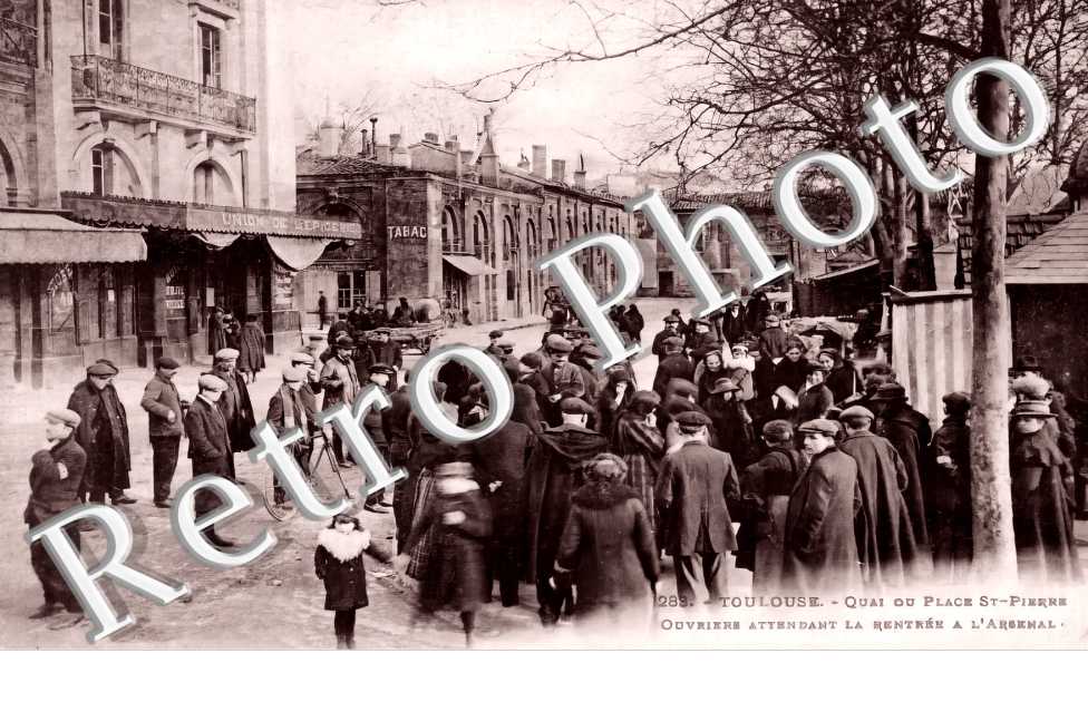 quai ou place Saint-Pierre. Ouvriers attendant la rentrée à l&#039;arsenal
