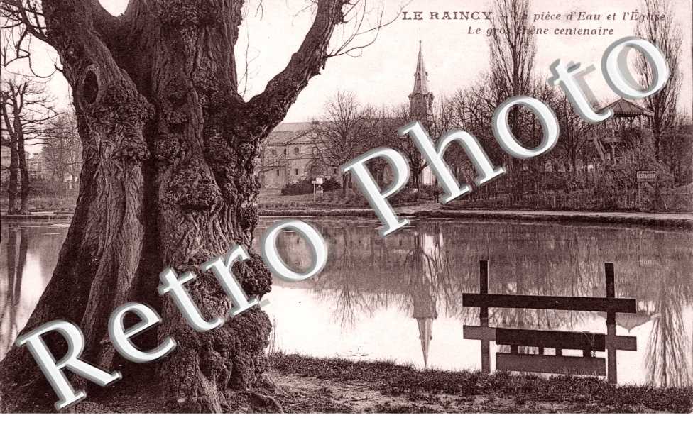 la pièce d&#039;eau et l&#039;église. Le gros chêne centenaire