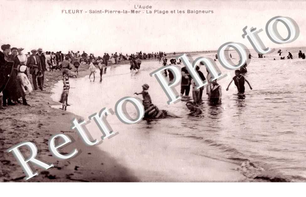 Saint-Pierre-la-Mer. La plage et les baigneurs.
