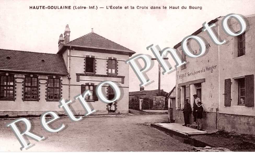 l&#039;école et la Croix dans le haut du bourg