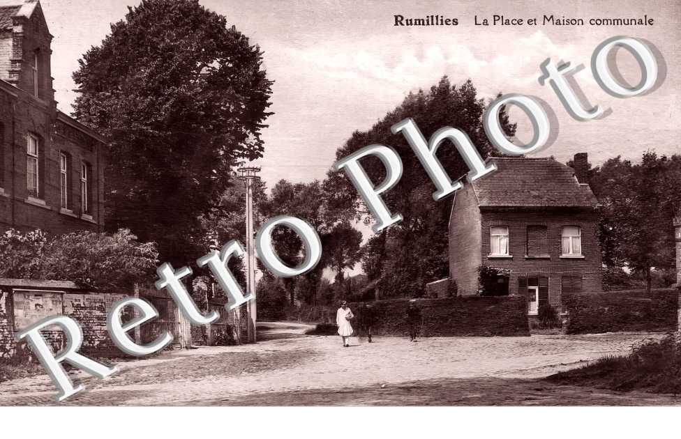 RUMILLIES. La place et Maison Communale