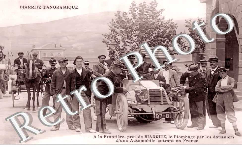 A la frontière, le plombage par les douaniers d&#039;une automobile entrant en France
