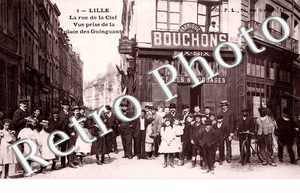 la rue de la Clef. Vue prise de la place des Guinguants. Fabrique de Bouchons