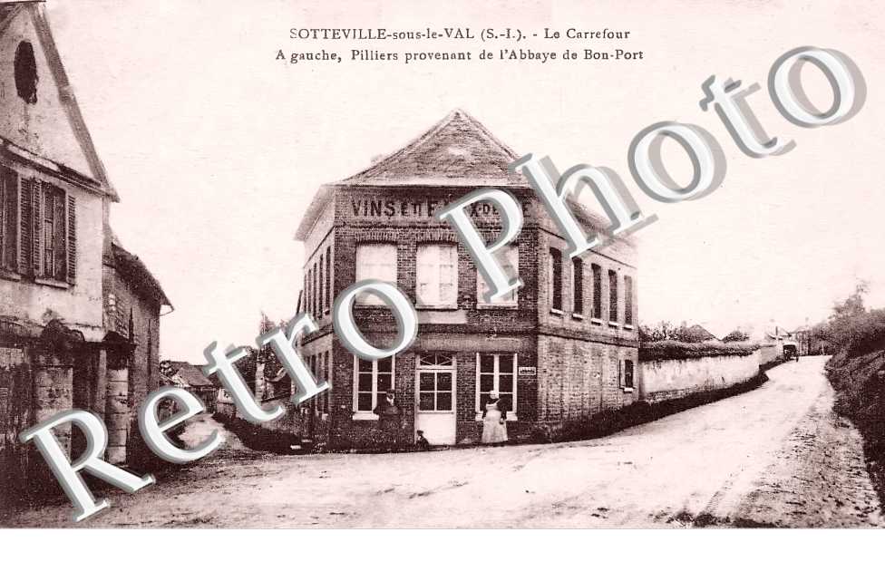 le Carrefour. A gauche, pilliers provenant de l&#039;Abbaye de Bon-Port