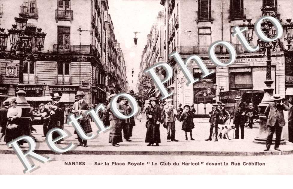 SUR LA PLACE ROYALE " le club du Haricot " devant la rue Crébillon